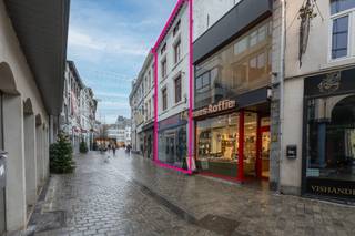 Unieke handelswoning op toplocatie in hartje Hasselt, gelegen in de populaire Maastrichterstraat — vlak bij de Grote Markt, winkels, horeca en openbaar vervoer. Dit karaktervolle pand (4 bouwlagen – <1850) biedt enorm veel mogelijkheden voor wie op zoek is naar een renovatie- en investeringsproject. Ideaal voor handel met bovenliggende woonst, kantoor/showroom of (mits vergunning) cohousing.<br /><br />Met de juiste aanpak kan een ruime leefruimte met keuken en 3-4 slaapkamers worden ingericht. Zicht op de Sint-Quintinuskathedraal achteraan. Gelijkvloerse verdieping momenteel verhuurd.<br /><br />Kortom: een project met groot potentieel op een absolute A-locatie!<br /><br />Stedenbouwkundige vermeldingen: 381 kWh m2/jaar, Vg, Wche, Gmo, Gvkr, Gvv