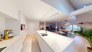 Royale loft gelegen aan 't Eilandje met een schitterend uitzicht over de Jachthaven en het MAS. <br /><br />Via een beveiligde deur heeft men toegang tot de riante loft. <br />Entree met vestiaire en gastentoilet leidt naar de ruime leefruimte met prachtig uitzicht over de jachthaven. De volledig ingerichte keuken met eiland is voorzien van kwaliteitsvolle toestellen en heeft annex een berging. <br />Een eerste slaapsuite met ingemaakt kastenwerk en ensuite badkamer bevindt zich tevens op het niveau.<br />Een trap leidt naar de tweede verdieping. Een overloop met ingemaakt kastenwerk leidt naar de verscheidene slaapkamers. Een ruime master bedroom bestaande uit een slaapgedeelte en een comfortabele badkamer. Vervolgens beschikt het appartement over een derde slaapkamer met ensuite badkamer. <br /><br />Een kelderberging met nummer B.29 is inbegrepen in de huurprijs. Een autostaanplaats met nummer 1.32 wordt te huur aangeboden voor 150 euro per maand.