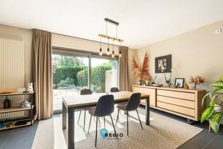 <p><br /><strong>Instapklare gezinswoning met 5 slaapkamers, zonnepanelen en rustige ligging in Landegem</strong><br />Bent u op zoek naar een <u>instapklare, energiezuinige gezinswoning</u> op een rustige locatie? Dan is deze lichtrijke woning in een kindvriendelijke wijk in Landegem precies wat u zoekt.<br />Via de inkomhal met gastentoilet komt u in de ruime leefruimte met open keuken. Dankzij de grote raampartijen geniet u hier van een overvloed aan natuurlijk licht en een mooi zicht op de zuidoostgerichte tuin. De moderne keuken is volledig uitgerust met kwalitatieve AEG-toestellen, waaronder een oven, microgolfoven, inductiekookplaat en vaatwasmachine.<br />Aansluitend bevindt zich een ruime inpandige garage met aansluitingen voor een wasmachine en droogkast en voldoende extra bergruimte.<br />Op de<strong> eerste verdieping </strong>vindt u drie volwaardige slaapkamers, een moderne badkamer met dubbel lavabomeubel, douche en ligbad, en een apart toilet.<br />De<strong> tweede verdieping </strong>biedt nog twee extra kamers die volledig naar wens kunnen worden ingericht als slaapkamer, bureau, dressing of hobbyruimte. Zo beschikt de woning over maar liefst vijf bruikbare kamers.<br />Buiten geniet u van een onderhoudsvriendelijke, zuidoostgerichte tuin met een ruim terras over de volledige breedte van de woning – de ideale plek om te ontspannen of gezellige zomeravonden door te brengen.<br />Deze woning, gebouwd in 2007, is uitstekend onderhouden en voorzien van alle hedendaagse comfort. Bovendien werd volop ingezet op duurzaamheid. De condenserende gasketel zorgt voor een efficiënte verwarming via radiatoren. Dankzij de 16 zonnepanelen en de thuisbatterij bent u bovendien helemaal klaar voor de toekomst. Een regenwaterput van 10.000 liter verlaagt het leidingwaterverbruik en een waterontharder beschermt de sanitaire installaties.<br />De woning ligt op wandelafstand van het centrum van Landegem, met winkels, scholen en openbaar vervoer binnen handbereik. Tegelijk geniet u van de rust van een verkeersluwe straat zonder doorgaand verkeer – een ideale combinatie van bereikbaarheid en wooncomfort.<br /><strong>Belangrijkste troeven</strong></p>
<ul>
<li><span>Instapklare woning uit 2007</span></li>
<li><span>5 polyvalente kamers (4 slaapkamers + bureau/dressing of 5 slaapkamers)</span></li>
<li><span>Ruime, moderne badkamer met douche en ligbad</span></li>
<li><span>2 aparte toiletten</span></li>
<li><span>Lichtrijke leefruimte met open, volledig uitgeruste keuken</span></li>
<li><span>Inpandige garage met wasruimte en extra bergruimte</span></li>
<li><span>Zuidoostgerichte tuin met ruim terras</span></li>
<li><span>EPC A – score 78</span></li>
<li><span>16 zonnepanelen en thuisbatterij</span></li>
<li><span>Regenwaterput van 10.000 liter</span></li>
<li><span>Waterontharder</span></li>
<li><span>Rustige, kindvriendelijke ligging nabij het centrum van Landegem</span></li>
</ul>
<p><strong>Interesse?</strong><br />Bent u benieuwd naar deze prachtige woning? Neem vandaag nog contact met ons op, ontvang het volledige verkoopdossier en plan meteen uw bezoek in via Lindsay@regiovastgoed.be of 0476/83.47.74. <br />Deze instapklare woning combineert ruimte, comfort, energiezuinigheid en een uitstekende ligging – een kans die u niet wilt missen.<br /> </p>