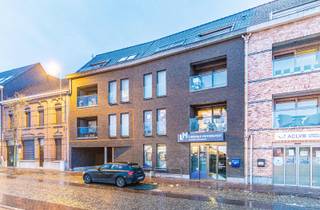 Deze staanplaats is veilig, ondergronds gelegen in de kelderverdieping van een gebouw uit 2012 en dit in het centrum van Zele! Ideaal voor...