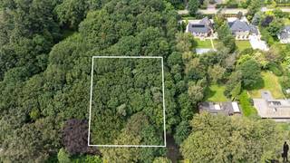 <strong>Schitterend villaperceel van ca. 2.239 m² voor de oprichting van een eengezinswoning, gelegen op de hoek van de Ganzendreef en Bosduivenlaan. Deze villagrond ligt in een bosrijk en residentieel villapark, op fietsafstand van natuurgebied “De Liereman” en op slechts 5 autominuten van de E34 Antwerpen-Eindhoven. Het perceel is bovendien ideaal georiënteerd op het zuidwesten.<br /><br /></strong><span>Bijzonderheden:</span> <br />- Oriëntatie achtergevel: zuidwesten <br />- Straatbreedte 32,23 m<br />- Niet gelegen in een risicozone voor overstromingen <br />- Woonparkgebied<br />- Bouwvoorschriften op aanvraag verkrijgbaar<br /><strong>- Plannen en vergunning zijn ter inzage beschikbaar bij ons op kantoor</strong>