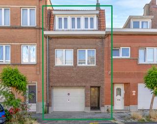 <strong>Spacieuse maison unfamiliale avec grand garage, jardin et 4 chambres à coucher</strong><br /><br />Découvrez cette agréable et spacieuse maison avec un garage très spacieux située dans un quartier calme d'Anderlecht, proche du Maurice Herbette et Prince de Liege. <br /><br />La propriété offre une disposition pratique, beaucoup de lumière et une quantité surprenante d'espace, idéal pour une famille ou ceux qui recherchent un espace de travail ou de loisirs supplémentaire.<br /><br />En entrant dans la propriété, on accède à un hall d'entrée avec un accès direct à un garage très spacieux avec de la place pour deux voitures. Depuis le garage, on accède à la terrasse et à l'agréable jardin.<br /><br />Au premier étage, vous trouverez un espace de vie lumineux, parfait pour un salon et une salle à manger, suivi d'une cuisine partiellement équipée et d'une toilette séparée. <br />Le deuxième étage offre deux chambres confortables et une salle de bains spacieuse, équipée d'une baignoire et d'une douche, ainsi qu'un deuxième WC.<br />Au troisième étage, il y a deux pièces mansardées, qui peuvent être converties en chambres supplémentaires, en bureau ou en salle de loisirs.<br /><br />La maison dispose d'un sous-sol complet et bénéficie de plusieurs pièces de rangement, d'une buanderie et d'un accès au jardin par le sous-sol.<br /><br />Cette propriété offre beaucoup d'espace et de potentiel, située à proximité des transports en commun, des écoles et des commerces.<br /><br />EPC 375 kWh/(m²an) - classe G<br />Electricité non conforme