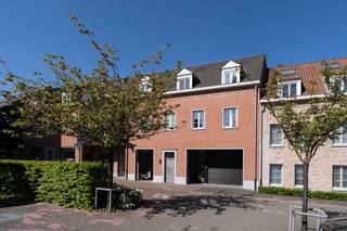 INSTAPKLAAR APPARTEMENT MIDDEN IN HET CENTRUMZeer gunstig gelegen appartement in het centrum van Brecht. Naast de ondergrondse afgesloten...
