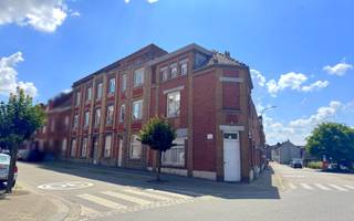 Dit gebouw gelegen op de hoek van de Leopoldstraat en de Vlamingenstraat biedt tal van opportuniteiten. 876 m² bewoonbare oppervlakte en op...