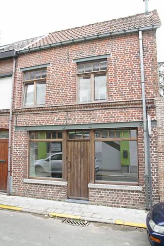 Deze in 2018 volledig gerenoveerde woning is gelegen in het centrum van Ninove en bevindt zich op wandelafstand van openbaar vervoer, winkels,...