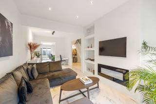 Woning, gerenoveerd met kleine tuin/terras.<br /><br /><strong>Indeling:</strong>
<ul>
	<li>GLV: inkomhal, woonkamer met salon en kantoorhoek, moderne keuken met ruime eethoek, gastentoilet en washoek.</li>
	<li>V1: 2 slaapkamers, badkamer.</li>
	<li>V2: grote 3e slaapkamer.</li>
</ul>
<br /><strong>Bijzonderheden:</strong>

<ul>
	<li>Verharde tuin, kelders </li>
	<li>Hoge plafonds, moderne vloeren en afwerking, Vernieuwde ramen, etc.</li>
	<li>Centrale ligging</li>
</ul>