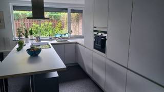 Vakantiewoning met 2 slaapkamers en ruime tuin op vakantiedomein Sonnevijver te Rekem! <br />Heidestraat 101/A38, 3620 Lanaken<br />EPC-label C<br />€ 163.000<br />Instapklare gelijkvloerse vakantiewoning met tuin op het recreatiepark Sonnevijver in Rekem.<br />Gelegen op een rustige, bosrijke locatie vlak naast het Nationaal Park Hoge Kempen, met prachtige wandel- en fietsroutes door de natuur. Bovendien kan je in het Park Sonnevijver genieten van een privémeer met exclusief strand, alleen toegankelijk voor de bewoners van deze woningen, ideaal voor te zwemmen, SUPpen en vissen. Het vakantiedorp ligt op een steenworp van Maastricht.<br /><br />De woning is volledig gerenoveerd. En door de nieuwe aanbouw is er plaats gecreëerd voor een inkomhal, een aparte berging en een zeer grote badkamer met douche, 2 lavabo’s en een ingebouwd groot bad. De woning beschikt over twee slaapkamers waarvan één ingericht met praktische inloopdressing. De moderne keuken is voorzien van vaatwasser, inductiekookplaat met dampkap, Amerikaanse inbouwkoelkast met diepvriezer en een combi-oven. <br /><br />De woning is voorzien van een warmtepomp, een pelletkachel en er is een energiezuinig, ultramodern infraroodpaneel tegen het plafond van de living geplaatst wat een unieke warmte ervaring biedt.<br />Een aparte buitenberging en tuinhuis biedt extra opslagruimte. Ook parkeren kan op eigen perceel. <br /><br />Pluspunten<br />Extra ruimte door nieuwe aanbouw<br />Warmtepomp en pelletkachel<br />Infrarood paneel<br />Zeer grote badkamer met alle modern comfort<br />Amerikaanse inbouwfrigo met diepvriezer<br />2 bergruimten + tuinhuis<br /><br /><br />Bijzonderheden<br />Erfpachtvergoeding van 2026 € 3331,84<br />Beheersvergoeding van 2026 € 721,35<br />Er is geen domicilie mogelijk<br /><br />Algemene informatie<br />Adres: Heidestraat 101/A38, 3620 Lanaken<br />Aantal slaapkamers 2<br />Aantal badkamers 1<br />Aantal toiletten 1<br />Bewoonbare 84 m² <br />Grondoppervlakte 403 m²<br />Verwarming: warmtepomp, pelletkachel, infraroodpaneel<br />Soort dak: plat dak vernieuwd met bitumineuze dakbedekking