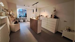 Sint-Kruis Brugge - Instapklare handelruimte met zeer goede ligging in de Moerkerkse Steenweg, een drukke invalsweg naar het centrum van Brugge. Vlot bereikbaar en dichtbij bushaltes! Thans/ voorheen uitgebaat als kapperszaak. Het pand leent zich uitstekend voor een uitbating in de beauty branche zoals kapperszaak, visagiste, nagelstudio maar ook voor andere bestemmingen. ** ** Omvat een inkom met glazen inkomdeur, commerciele ruimte van ca 38m² met etalage, extra afzonderlijke ruimte (16m²) met kitchenette en toilet die ook dienst kan doen als bureelruimte, kelderruimte en een terras. ** Energielabel D ** #slimondernemen #sintkruis #brugge ** ** Beschikbaar onmiddellijk vrij!