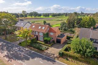 <p><strong>Een thuis waar jaren '30-charme en modern comfort elkaar vinden.</strong></p>
<p>Bent u op zoek naar een instapklare woning met karakter, ruimte en een heerlijke tuin vol privacy? Dan mag deze parel op een centrale locatie nabij het centrum van Poppel en de Nederlandse grens zeker niet ontbreken op uw bezichtigingslijst.</p>
<p>Deze woning, oorspronkelijk gebouwd in de jaren '30, werd in 1989 volledig verbouwd en uitgebreid.</p>
<p><strong>Gelijkvloers<br /></strong>Via de voordeur komt u binnen in een praktische inkomhal met inbouwkast. Maar de woning wordt voornamelijk via de achterzijde betreden, waar u meteen wordt verwelkomd door de mooie, groene achtertuin. De lichtrijke achterinkomhal baadt dankzij de raampartijen in het natuurlijk licht, waarbij het zonwerende glas zorgt voor een aangenaam binnenklimaat en een fraaie verbinding met de tuin.</p>
<p>De woonkamer met houten parketvloer en sfeervolle spotverlichting ademt warmte en gezelligheid uit, terwijl het elektrisch rolluik aan de voorzijde extra comfort en veiligheid biedt.</p>
<p>De landelijke keuken, met praktische tegelvloer, vormt een fijne en gezellige plek in de woning. Volop ruimte voor een eettafel, een bewust verlaagd kookgedeelte voor comfortabel koken, en een verrijdbaar keukeneiland dat moeiteloos plaatsmaakt wanneer u gasten ontvangt voor een etentje, kerstdiner of feestje. De keuken is bovendien uitgerust met kwalitatieve Miele-apparatuur (vaatwasser, oven, inductiekookplaat en cooker), vijf jaar geleden vernieuwd.</p>
<p>Verder op het gelijkvloers: een gastentoilet, een handige wasplaats met inbouwkasten en aansluitingen, en een badkamer (gerenoveerd 12 jaar geleden) met inloopdouche, wastafel met inbouwkasten en zelfs een ingebouwde plafondradio voor die extra touch. Via een vlizotrap vanuit de wasplaats bereikt u een eerste bergzolder.</p>
<p><strong>Verdieping<br /></strong>Deze verdieping biedt drie ruime slaapkamers, waaronder een master bedroom met airconditioning. Één slaapkamer geeft via een vlizotrap toegang tot een tweede bergzolder. Een apart toilet op de verdieping maakt het geheel helemaal af.</p>
<p><strong>Buitenruimte<br /></strong>Het absolute pluspunt van deze woning is de tuin. Op het terras kunt u heerlijk genieten van de schaduw en verkoeling onder de dakplatanen. Daarnaast biedt de tuin ook volop lekkers uit eigen omgeving, met rode bessen, witte frambozen en bramen.</p>
<p>Tegen de woning aan bevindt zich een extra berging met aansluitende overkapping. De ideale plek om te zitten en te genieten, met een prachtig overzicht over het volledige perceel. Liefhebbers van tuinieren komen helemaal aan hun trekken dankzij de eigen moestuin, en achteraan het perceel vindt u een kippenhok met tuinhuisje voor extra bergruimte.<br /><br /><strong></strong>Met een oprit voor maar liefst vier auto's en een garage met elektrische poort (plaats voor één wagen plus extra opslag), is parkeren hier geen enkel probleem.</p>
<p><strong>Een instapklare woning met karakter, comfort en een heerlijke groene tuin. Een plek waar u zich meteen thuis zult voelen.</strong></p>
<p>Wilt u deze woning zelf ervaren? Neem gerust contact met ons op voor een bezichtiging.<br /><br />Vermelde oppervlakten zijn indicatief. Oppervlakte conform EPC.</p>