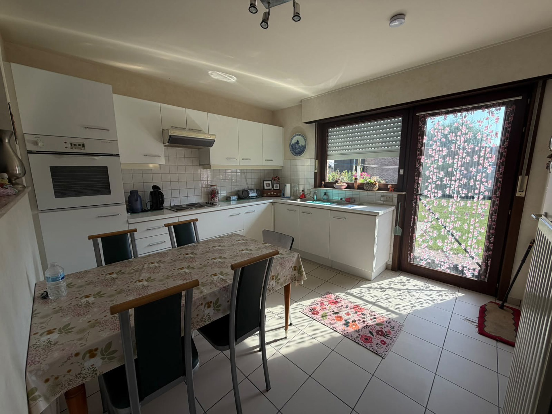 Ruim gelijkvloers appartement met garage en tuin - foto 4
