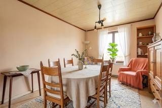 <div>
<div>Infos : bruxelles.ouest@weinvest.be ou 02 315 77 22 <br /><br />Appartement de +/- 96m2 situé à proximité du centre et de la gare du Midi, dans un petit immeuble sans charges et sans ascenseur. Il comprend un beau séjour, une cuisine fonctionnelle, une salle de bain et des combles aménagées en deux chambres confortables + un grenier pour du stockage et une cave. Bien que nécessitant quelques rafraîchissements, cet appartement offre un potentiel pour être transformé en un lieu de vie cosy. <br /><br />L'électricité n'est pas conforme, ce qui permet de moderniser et de mettre aux normes selon les besoins. De plus, l'emplacement de ce bien est proche de toutes les facilités, telles que les transports en commun, le train, les écoles et les commerces, il est également situé dans un quartier en plein développement, offrant ainsi un cadre de vie en constante amélioration pour les occupants du quartier. Détails complémentaires : compteurs individuels pour le gaz et l'électricité, chaudière au gaz individuelle, châssis DV en bois. Ne manquez pas cette occasion unique d'investir dans cet appartement pour un 1er achat ou comme revenu locatif. <br /><br />Actuellement loué. Contactez-nous dès aujourd'hui pour organiser une visite ! La valeur des caractéristiques principales de l'appartement sont son potentiel et son emplacement stratégique (des projections 3D sont proposées pour vous aider à vous projeter).<br /><br />PEB 2eme > F - CO2 : 59kg/(m2.an) - 297 [kWhEP/(m2.an)]- Ne manquez pas toutes nos exclusivités sur notre site WWW.WEINVEST.BE<br /><br /></div>
<span><br /></span></div>
<div></div>