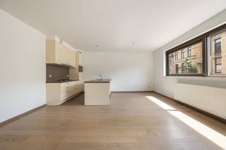 <p>In het centrum van Broechem vinden we dit kwalitatieve gebouw terug dat werd gebouwd in 2012. Een recent gelijkvloersappartement met tuin komt niet elke dag beschikbaar. Bijkomend is er een garagebox achterin bij aan te kopen voor 25.000 €. Het appartement haalt een EPC label B (score 109) met conforme elektriciteit. Kortom een ideale aankoop naar de toekomst.</p><p></p><p>We betreden het appartement in een lichtrijke leefruimte op parketvloer. We vinden een mooie open keuken terug met ontbijthoek. De keuken is voorzien van kwalitatieve toestellen (koken op gas, vaatwas, oven, koelkast). Tegenover de inkomdeur is er een leuke ruimte als vestiaire. Via de hal is er toegang tot het afzonderlijk toilet en een praktische berging. De badkamer is voorzien van een dubbele lavabo en bad met verlaagde instap en douchescherm.</p><p></p><p>Achterin zijn er twee slaapkamers op parket die allebei uitgeven op het terras en tuin. Bijkomend is er dan een garagebox, afzonderlijk mee aan te kopen voor een bedrag van 25.000 €.</p><p></p><p>Zoekt u een volledig instapklaar gelijkvloersappartement met tuin en parking in het centrum van Broechem? Aarzel niet en maak snel uw afspraak via 03/459.89.59.</p>