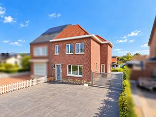 <span><span><strong>🏠 Ontdek je nieuwe thuis tijdens het weekend van de OPENKIJKDAGEN!<br />📅 Zaterdag 17 oktober⏰ 15u30 -17u.<br />📌 Vrij toegankelijk – GEEN afspraak nodig<br />📞 Wil je eerder al een kijkje nemen? Bel ons op ☎️ 055 30 92 90</strong></span></span><br /><br />Deze <strong>RUIME EN LICHTRIJKE GEZINSWONING </strong>combineert aangename leefruimtes met praktische voorzieningen en interessante <strong>UITBREIDINGSMOGELIJKHEDEN</strong>, op fietsafstand van het centrum van OUDENAARDE.<br /><br />Op het gelijkvloers bevinden zich een inkomhal met gastentoilet, praktische doorloopberging met douche, een <strong>RUIME LEEFRUIMTE</strong> MET HAARDCASSETTE en een royale eetkeuken. De aansluitende <strong>HOBBY- OF BUREAURUIMTE</strong> biedt extra flexibiliteit voor thuiswerk of ontspanning.<br /><br />De verdieping telt <strong>TWEE RUIME SLAAPKAMERS</strong> en een <strong>INGERICHTE BADKAMER</strong> met bad én douche. Via een vaste trap bereikt u de zolderverdieping, waar de mogelijkheid bestaat om een <strong>DERDE SLAAPKAMER OF EXTRA POLYVALENTE RUIMTE</strong> te creëren.<br /><br />Buiten beschikt de woning over een <strong>RUIME OPRIT</strong>, onderhoudsvriendelijk terras, tuin en tuinhuis. Ook energetisch werden reeds investeringen uitgevoerd, waaronder <strong>SPOUWMUUR- EN DAKISOLATIE.</strong><br /><br />Dankzij de <strong>NABIJHEID van SCHOLEN, WINKELS, OPENBAAR VERVOER en het CENTRUM VAN OUDENAARDE</strong> is dit een comfortabele gezinswoning met ruimte om verder mee te groeien. Tegelijk ligt ook het <strong>GROEN VLAKBIJ</strong>, met de flanken van de KOPPENBERG binnen handbereik. Via de NIEUWE FIETSERSBRUG bereikt u deze prachtige omgeving bovendien op een veilige en vlotte manier.<br /><br />Adres: Ronseweg 104 te Oudenaarde<br /><br />EPC-label C; P-score: D, G-score: D; Bestuursmaatregelen in maatregelenregister: neen; Vrij bij akte.