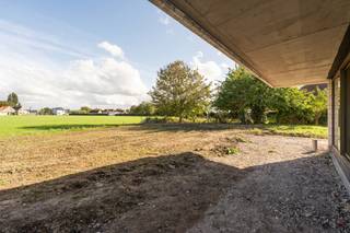 In het landelijke Vlissegem, op een boogscheut van De Haan, vinden we deze ruime nieuwbouwwoning met strakke en exclusieve architectuur. De woning wordt afwerkingsklaar opgeleverd, waardoor je de verdere inrichting volledig naar jouw eigen smaak kunt bepalen. Op het gelijkvloers geniet je van een bijzonder ruime en lichtrijke leefruimte met open keuken. Aansluitend hebben we een praktische berging en inpandige garage. De onderhoudsvriendelijke tuin beschikt over een ruim terras met vaste overkapping.
Op de eerste verdieping bevinden zich drie volwaardige slaapkamers, een nachthal en een royale badkamer. Deze wordt reeds volledig uitgerust met een dubbele wastafel, vrijstaand bad en inloopdouche. Zelf hoef je enkel nog de vloeren, keuken, binnendeuren en trapbekleding te voorzien.
Ook op technisch vlak is de woning helemaal klaar voor de toekomst. Zo geniet je van kamerhoog aluminium schrijnwerk met superisolerende beglazing, vloerverwarming én koeling via geothermie, ventilatie type D met ingewerkte kanalen en voorzieningen voor een houthaard. De oprit en het terras worden aangelegd en ook de nodige keuringen en erelonen zijn inbegrepen in de prijs. Bovendien bestaat de mogelijkheid om de naastliggende bouwgrond aan te kopen voor €205.000,- excl. kosten.
Ben je op zoek naar een grote en energiezuinige nieuwbouwwoning in de buurt van De Haan? Contacteer Dries voor meer info of een plaatsbezoek op 0475 57 40 19 of dries@keyimmo.be
