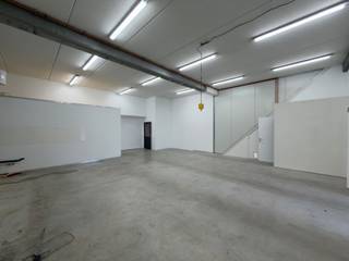 Bedrijfsgebouw verdeeld over twee niveaus van elk 201 m², strategisch gelegen langs de N9 Gent–Brussel. De autosnelwegen E40 en E17 bevinden zich op slechts enkele minuten rijden, wat zorgt voor een vlotte bereikbaarheid.<br />Het gelijkvloers is ideaal geschikt als magazijn- of opslagruimte, terwijl de eerste verdieping ingericht kan worden als kantoorruimte.<br /><br /><strong>Oppervlakte:</strong><br />Gelijkvloers: 201 m² (ca. 20 m x 10 m)<br />Eerste verdieping: 201 m²<br /><br /><strong>Specificaties:</strong><br />Vloer: polybeton<br />Wanden: silex betonpanelen<br />Plafond: sandwichpanelen<br />Structuur: stalen draagstructuur<br />Vrije hoogte gelijkvloers: 3,76 m<br />Vrije hoogte eerste verdieping: min. 2,85 m – max. 3,83 m<br />Sectionale poort: 4 m (b) x 3,25 m (h)<br />Eerste verdieping voorzien van gasgestookte vloerverwarming<br />Sanitair aanwezig<br />Eerste verdieping verhuurd <br /><br />Contacteer Henry Van Tornhout voor bijkomende inlichtingen, plannen of een vrijblijvend plaatsbezoek via 0474 13 37 93 of via henry@kmovastgoed.be<br /><br />EPC: C<br />Stedenbouwkundige inlichtingen: bouwvergunning, geen verkavelingsvergunning, Ambachtelijke bedrijven en kmo's, 1 voorkooprecht, geen rechterlijke herstelmaatregel of bestuurlijke maatregel opgelegd. Geen overstromingsgevoelig gebied, geen afgebakende oeverzone. <br />G score: A<br />P score: A<br />