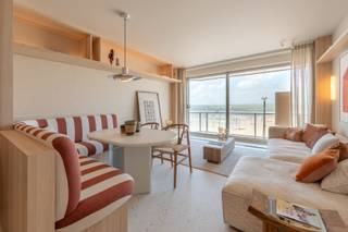 Op een absolute topligging in het Zoute bevindt zich dit uitzonderlijk smaakvol gerenoveerde appartement met frontaal zeezicht. Elk detail werd zeer doordacht uitgewerkt, met een eigentijdse en coherente afwerking die rust, kwaliteit en esthetiek uitstraalt.<br /><br />De lichtrijke leefruimte opent volledig naar het terras en geniet van een prachtig, onbelemmerd zicht op zee. De open keuken sluit hier perfect op aan en werd intelligent geïntegreerd in het geheel, met een hoogwaardige en tijdloze afwerking. De aansluitende eethoek maakt het leefgedeelte compleet en bijzonder aangenaam.<br /><br />Het appartement beschikt over twee volwaardige slaapkamers, beide voorzien van ingebouwde kasten, waarbij functionaliteit en elegantie naadloos samengaan. De luxueuze badkamer past volledig binnen dezelfde hedendaagse en doordachte stijl.<br /><br />Extra troef: mogelijkheid tot aankoop van een autostaanplaats in een nabijgelegen residentie.<br /><br />Een instapklaar kwaliteitsappartement voor wie op zoek is naar verfijnd wonen aan zee, waar over elke afwerkingskeuze zichtbaar is nagedacht.