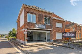 <p><span>Deels gerenoveerde handelszaak met woonst, goed gelegen langs een gewestweg met een perfecte zichtlocatie. <br /> </span></p><p><span>Op de as Grobbendonk-Nijlen bevindt zich dit handelspand met woonst en parkeergelegenheid voor de deur. Op het gelijkvloers komen we binnen in de ruime winkelruimte, met achterliggend een gerieflijke keuken. De winkelruimte baadt in het licht dankzij de grote raampartijen. </span></p><p><span>De keuken is ook toegankelijk via de achterzijde van het gebouw. Daar bevinden zich tevens het sanitair, een opslagruimte en een garage, dewelke bereikbaar zijn via een overdekte gang.<br /><br />Op de verdieping bevindt zich het woongedeelte. We komen via de hal in de ruime badkamer met douche, toilet en voorzieningen voor wasmachine en droogkast. Verder vinden we een ruime leefruimte en een volledig ingerichte keuken. De ruime zolder, bereikbaar via een vaste trap, biedt de mogelijkheid om extra kamers in te richten. <br /><br />De droge kelder biedt dan weer extra stockage ruimte. </span></p><p><span>Het geheel is deels gerenoveerd: nieuwe ramen, buitenmuren aan de binnenzijde geïsoleerd, nieuwe vloeren op de verdieping, …<br /><br />Ben je op zoek naar een locatie om een nieuwe zaak te starten, dan is dit misschien wel iets voor jou!</span></p><p><span>Graag een bezoek of meer info? Contacteer ons via 0479/01.01.01!</span></p>