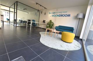 Century 21 ImmoNero stelt voor: Uitstekend gelegen gelijkvloers handelspand/ kantoorruimte in het centrum van Hoeilaart. Oppervlakte...