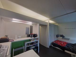 <br />Op zoek naar een comfortabel en modern studentenkot in hartje Antwerpen? Of wil je je zoon of dochter een zorgeloze studietijd garanderen vlak bij de campus? Dan is dit instapklare kot op de Italiëlei exact wat je zoekt!<br /><br />Toplocatie:<br />Gelegen op slechts enkele meters van de AP Hogeschool – Campus Spoor Noord, midden in de levendige studentenbuurt. Dankzij de tramhalte ‘Noorderplaats’ recht tegenover het gebouw ben je in geen tijd overal in de stad. <br /><br />Waarom kiezen voor dit kot?<br />Deze ruime studio op de 6e verdieping is uitgerust met een eigen keuken, badkamer met douche en een wc. Vanuit het raam heeft u een mooi zicht op de stad. <br />✔️ Eigen sanitair (wc, douche, wastafel en spiegel)<br />✔️ Privé koelkast met diepvriesvak<br />✔️ Slim en stijlvol ingericht met conceptmeubilair (bed, bureau, kleerkast en boekenkast)<br />✔️ Gezellige gemeenschappelijke keuken met veel lichtinval<br />✔️ Groene binnenpatio – een rustige plek in de stad<br />✔️ Veilige fietsenstalling op het terrein<br /><br />Het kot bevindt zich in een kleinschalig en aangenaam gebouw met slechts enkele studentenkamers – ideaal voor wie de voordelen van samenleven wil combineren met de nodige rust en privacy.<br /><br />Huidig wordt het pand verhuurd sedert 1 september 2025.<br />De huurprijs bedraagt: €650<br />Het kan dus ook aangekocht worden als een veilige en rendabele investering.<br /><br /><br />Wenst u een bezichtiging dan kan u steeds mailen naar jeffrey@jurimmo.be of bellen naar 03 369 23 36