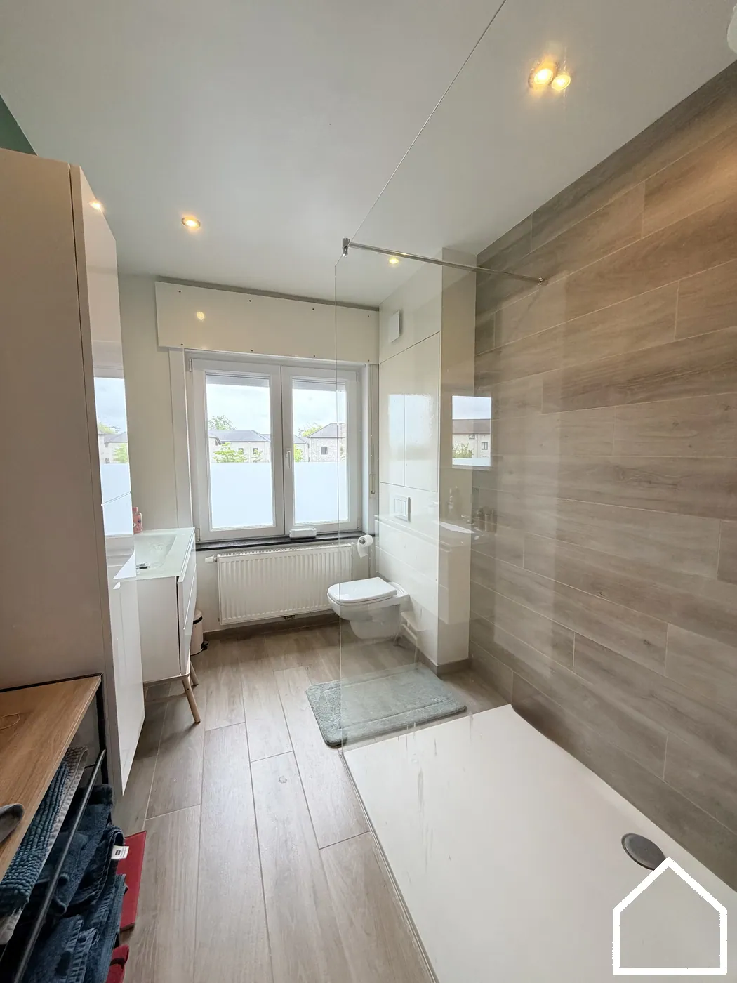 GERENOVEERDE WONING MET 4 SLPKS, TUIN EN MOGELIJKHEID TOT GARAGE - foto 5