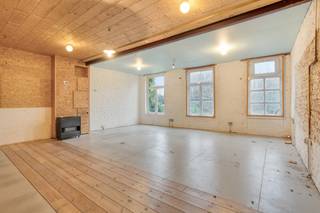 Rez-de-chaussée commercial avec atelier à l’arrière, au cœur d’UccleBâtiment principal côté rue – Composition :À droite : entrée cochère (± 10 m²),...