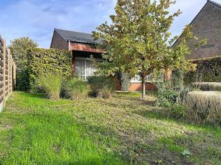 Deze compacte, maar zekers zo charmante woning in Meer heeft heel wat potentieel. Indeling als volgt:Gelijkvloers:- Inkomhal met toegang tot toilet...