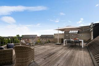 Op een uitstekende locatie vlak bij het centrum van Beerzel bevindt zich deze prachtige penthouse, gelegen op de tweede verdieping van een verzorgd gebouw uit 2009. De ligging is bijzonder praktisch, met winkels, scholen, het openbaar vervoer en het centrum op korte afstand.<br /><br />Het appartement beschikt over een bewoonbare oppervlakte van ca. 97 m² en werd hoogwaardig afgewerkt en steeds bijzonder goed onderhouden. De leefruimte geniet van veel lichtinval en geeft toegang tot het ruime achterterras van maar liefst 54 m². Dit zuidwest- gerichte terras biedt een prachtig zicht op het achterliggende groen waardoor dit een heerlijke plek is om te genieten van de buitenruimte.<br /><br />De leefruimte sluit mooi aan op de praktische open keuken, die voorzien is van de voornaamste toestellen, waaronder zowel een koelkast als een diepvries. Vooraan beschikt het appartement daarnaast over een tweede terras van ca. 5 m².<br /><br />Verder zijn er twee slaapkamers, een badkamer met zowel een bad als douche en een aparte toiletruimte. De praktische indeling wordt vervolledigd door een praktische berging. Het appartement is voorzien van verschillende op maat gemaakte inbouwkasten.<br /><br />Bij het appartement hoort een ondergronde garage staanplaats en een ruime berging. Een bijzonder praktisch voordeel is dat de lift rechtstreeks naast de staanplaats stopt, wat het verplaatsen van boodschappen en andere spullen bijzonder gemakkelijk maakt. Daarnaast is er binnen het gebouw een aparte fietsenstalling voorzien.<br /><br />De gemeenschappelijke kosten bedragen ca. € 136 per maand.<br /><br />Bent u op zoek naar een hoogwaardig afgewerkt penthouse met een uitzonderlijk ruim terras, een prachtig zicht op het groen en een uitstekende ligging nabij het centrum van Beerzel? Contacteer ons via 0473/27 88 57 of neem een kijkje op www.boonstravastgoed.be.<br />Bijzonderheden:<br />• 54 m² terras<br />• Ingemaakte kasten<br />• Staanplaats en berging<br />