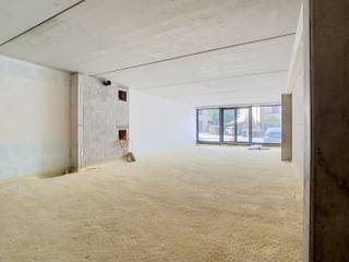 <p>Deze casco commerciële ruimte van 98,6m² in Herent is een interessante opportuniteit voor wie een handelsruimte volledig volgens het eigen concept wil vormgeven. Dankzij de casco oplevering bepaal je zelf de indeling, materialen en afwerking, waardoor het pand geschikt kan worden gemaakt voor uiteenlopende commerciële activiteiten, vrije beroepen of dienstverlenende ondernemingen.</p><p>De handelsruimte vormt vandaag een open basis die nog volledig naar eigen wens kan worden ingericht. Zo kan je de beschikbare oppervlakte optimaal afstemmen op de werking, uitstraling en specifieke behoeften van je onderneming. Van een functionele kantooromgeving tot een commerciële zaak of praktijkruimte: de casco staat biedt alle vrijheid om jouw eigen concept te realiseren.</p><p>Wie liever niet zelf instaat voor de volledige afwerking, kan in overleg met de huidige eigenaar bekijken welke verdere afwerking mogelijk is.</p><p>Ook op het vlak van parkeren is er een interessante mogelijkheid. In het gebouw kan één ondergrondse parkeerplaats worden aangekocht. Dit biedt extra comfort voor jezelf, medewerkers of klanten en vormt een praktische aanvulling op de commerciële ruimte.</p><p>De ligging in Herent combineert een goede bereikbaarheid met een flexibele invulling. Hierdoor krijg je de kans om een commerciële ruimte te creëren die volledig aansluit bij jouw professionele plannen. Neem gerust contact op om de mogelijkheden ter plaatse te ontdekken.</p>