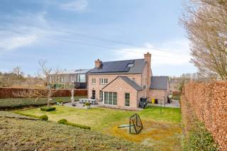 INSTAPKLARE, ENERGIEZUINIGE VILLA MET 5 KAMERS EN EEN ROYALE ZUIDGERICHTE TUIN TE HOEGAARDENOp het hoger gelegen gedeelte van de Nerm, in een rustige...