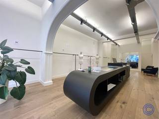<p><span>Informatie winkelpand</span></p><p><span>Prachtige commerciële ruimte tegenover de Bourlaschouwburg, in het hart van Antwerpen. Deze stijlvolle én instapklare handelsruimte van ca. 140 m² combineert karakter met functionaliteit en is afgewerkt met kwalitatieve eiken parketvloeren, een decoratieve boog, hoge plafonds (ca. 3,6 m), industriële verlichting en een toonbank die perfect in het geheel past. De grote etalage zorgt voor een mooie lichtinval en goede zichtbaarheid. Achteraan bevinden zich drie ruime paskamers, een praktische stockageruimte en een kitchenette met aansluitende berging. Dankzij de open indeling is het pand geschikt voor diverse commerciële invullingen, zoals een boetiek, showroom, galerij of kantoorruimte. De algemene kosten bedragen 350 EUR/maand en omvatten het verbruik van water en gas, evenals de kosten van de gemene delen. Het pand is beschikbaar vanaf 1/11/2025. Contacteer ons voor een afspraak! </span></p><p><span> </span></p><p><span>Indeling:</span></p><ul><li><span>Commerciële ruimte ca. 140m² gekenmerkt door kwalitatieve eiken parketvloeren, een decoratieve boog, hoge plafonds (ca. 3.6m), industriële verlichting en een unieke toonbank.</span></li><li><span>Grote etalage die natuurlijk licht binnenlaat en voor een hoge zichtbaarheid zorgt.</span></li><li><span>Keuken met ingemaakte kasten voorzien van een frigo, lavabo, microgolfoven en een aansluitende bergplaats. </span></li><li><span>Aparte wc met handenwasser.</span></li><li><span>Achteraan 3 ruime paskamers en een handige stockageruimte.</span></li></ul><p><span> </span></p><p><span>Extra:</span></p><ul><li><span>Alarminstallatie voorzien. </span></li></ul><ul><li><span>Invulling: kantoor/winkel/vrij beroep/...</span></li><li><span>EPC: in opmaak</span></li></ul><p><span> </span></p><p><span>Huur informatie</span></p><p><span>* Huurprijs: 2.200 EUR/maand + 350 EUR/maand algemene kosten</span></p><p><span>** Beschikbaarheid: 1/11/2025</span></p><p><span> </span></p><ul><li><span>Individuele meter voor elektriciteit. </span></li><li><span>Algemene kosten: forfait van 350 EUR/maand voor het verbruik van gas (verwarming) en water + verbruik gemene delen. </span></li></ul><ul><li><span>Onroerende voorheffing ten laste van de huurder: ca. 1.500 EUR/jaar.</span></li><li><span>Huurwaarborg: 4 maanden</span></li><li><span>Ingaande plaatsbeschrijving 50/50 te betalen door huurder en verhuurder: 330 EUR excl. BTW per partij.</span></li><li><span>Commissie vastgoedkantoor te betalen door de huurder: 15% van de jaarhuur excl. BTW.</span></li></ul><p><span> </span></p><p><span>Gebouw</span></p><ul><li><span>Gebouw bestaande uit een handelsgelijkvloers en 3 verdiepen met telkens een appartement. </span></li><li><span>Geen lift aanwezig.</span></li></ul><p><span> </span></p><p><span>Ligging </span></p><ul><li><span>Zeer centrale locatie aan de Graanmarkt, om de hoek van de gekende Huidevettersstraat een verzamelplaats van gerenommeerde winkels zoals: Louis Vuitton, Ralph Lauren, Rimowa, Longchamp,... </span></li><li><span>De omgeving biedt een gevarieerd aanbod aan boetieks, kunstgaleries, antiekwinkels en gezellige restaurants waardoor het een geliefde bestemming is voor zowel lokale bewoners als toeristen.</span><span> </span></li><li><span>Goed bereikbare locatie in Antwerpen, vlakbij het centrum met vlotte verbindingen naar de ring rond Antwerpen en de aangrenzende autosnelwegen.</span></li><li><span>MOBISCORE: 9,6/10! </span></li></ul><p><span><br /> </span></p><p><span>*De informatie in deze prospect is ter informatieve titel: de kandidaat-huurders moeten hun eigen zaak maken van het verkrijgen, controleren en interpreteren van deze informatie.</span></p><p><span> </span></p>