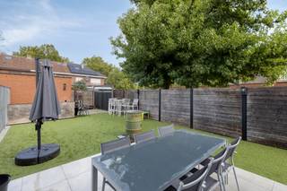 <p>Op zoek naar een fijne gezinswoning met 3 slaapkamers, tuin én garage op een rustige maar centrale ligging in Willebroek? Dan is deze woning in de Geuzenstraat zeker een bezoek waard! Met een bewoonbare oppervlakte van 125 m² op een perceel van 244 m² biedt deze woning een aangename combinatie van ruimte, comfort en praktisch wonen.</p><p>We betreden de woning via de inkomhal die ons toegang geeft tot de lichtrijke leefruimte van 25,2 m². Hier is voldoende plaats voor het creëren van een gezellige zit- en eethoek. Aansluitend bevindt zich de keuken van bijna 11 m², uitgerust met een inductiekookplaat, dampkap, oven, vaatwasser, koelkast en diepvriezer.</p><p>Verder vinden we op het gelijkvloers een handige berging en een aparte wasplaats. Ideaal om het dagelijkse huishouden netjes uit de leefruimtes te houden. Ook het gastentoilet bevindt zich op deze verdieping en werd in 2024 vernieuwd.</p><p>Op de eerste verdieping beschikt de woning over 3 slaapkamers van respectievelijk 12,6 m², 12,24 m² en 7,36 m². De badkamer is voorzien van een douche en lavabo. Extra bergruimte vinden we zowel op de zolder als in de ruime kelder van maar liefst 22,8 m². Aan opbergruimte dus zeker geen gebrek!</p><p>Ook de buitenruimte is een mooie troef van deze woning. Achteraan bevindt zich een terras dat aansluit op de aangelegde tuin met westelijke oriëntatie. Een fijne plek om na het werk of tijdens het weekend nog heerlijk van de namiddag- en avondzon te genieten.</p><p>De garage is uitgerust met een automatische poort en een laadpunt voor een elektrische wagen. Dankzij de eigen oprit is er bovendien bijkomende parkeergelegenheid op het perceel.</p><p>Ook op technisch vlak zijn er verschillende interessante troeven aanwezig. Zo beschikt de woning over aluminium buitenschrijnwerk met dubbele beglazing, rolluiken, centrale verwarming op gas via radiatoren en een geïsoleerde zoldervloer. De woning heeft momenteel EPC-label D.</p><p>Tot slot is ook de ligging bijzonder praktisch. De Geuzenstraat combineert een rustige woonomgeving met de voordelen van een centrale ligging. Winkels, scholen, openbaar vervoer, het station en sportfaciliteiten bevinden zich vlakbij. Ook de belangrijkste invalswegen zijn vlot bereikbaar.</p><p>Kortom, een praktische en aangename gezinswoning met 3 slaapkamers, veel bergruimte, garage met laadpunt en een zonnige westgerichte tuin, dit alles op een centrale locatie in Willebroek.</p>