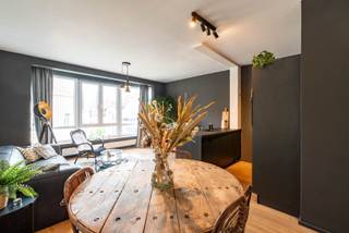 Instapklaar appartement met 2 slpks in kleinschalig gebouw<br /><br />Gelegen in een levendige wijk van Antwerpen biedt dit appartement een ideale mix van het stadsleven en dagelijks comfort. Van hieruit heb je een vlotte verbinding naar het centrum van de stad. Voor je dagelijkse boodschappen kan je terecht bij supermarkten als Aldi, Lidl en Carrefour, die allemaal in de directe omgeving liggen. Top Mobiscore van 9,5/10! Het appartement bevindt zich op de derde verdieping van een kleinschalig gebouw met slechts vier wooneenheden. Je bereikt het appartement met de lift. Bij het binnenkomen in de leefruimte valt meteen het overvloedige daglicht op dankzij de grote raampartijen. De open keuken vloeit vlot over in de gezellige zithoek, wat een aangename sfeer brengt. De badkamer is uitgerust met een douche, wastafel en een praktische handdoekdroger. Verder beschikt het appartement over twee slaapkamers. Bruikbare vloeropp. volgens EPC: 70m². Momenteel staat in het gebouw ook een garage te koop. Asbestveilig en voorzien van dubbele beglazing. Maandelijkse lasten: provisie van 114 euro (incl.: onderhoud lift, syndicus, onderhoud brandblussers, voorschot water, blokpolis en elektriciteit gemeenschappelijke delen). Na afrekening vorige jaar van huidige eigenaar: 80,50 euro per maand. Ideaal voor alleenstaanden, koppels en investeerders<br /><br />Verplichte vermeldingen<br />EPC: 244 kWh/m²<br />P-score: C<br />G-score: C<br />Stedenbouwkundige inlichtingen: in aanvraag