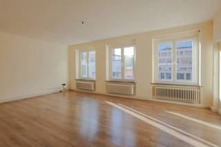 TREVI Gent - Hartje Gent / Veldstraat: Gerenoveerd, ruim, instapklaar 2-slaapkamer appartement, gelegen op de lichtrijke 3de verdieping. Bestaande uit: Brede inkomhal met gastentoilet, 2 ruime slaapkamers, elk met een eigen bad-/douchekamer, grote, open en lichtrijke living met aansluitend een volledig ingerichte keuken, berging met aansluiting voor de machines. Er is tevens een kelderberging inbegrepen. Elektriciteit conform, gunstig EPC (C label), geen asbest. Absolute aanrader !