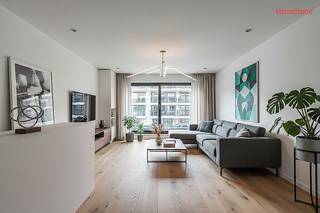 Appartement récemment construit à vendre dans un emplacement stratégique au 12 rue J. Van Hinsberghstraat à Middelkerke, à proximité immédiate des commerces, des transports en commun et du front de mer. Vous êtes totalement libre de choisir les matériaux et les finitions en fonction de vos goûts et de votre choix pour un résultat personnalisé. En outre, l'achat est possible au taux de TVA avantageux de 6 % si vous remplissez les conditions spécifiées.Disposition :au rez-de-chaussée ;- toilettes séparées- 2 salles de bain avec douche à l'italienne et lavabo- 3 chambres - 2 portes intérieures- rangementau premier étage :- hall d'entrée- salon avec cuisine ouverte - rangement- toilettes séparées avec lave-mains- terrasse Avantages :- possibilité d'achat à 6 % de TVA- liberté de choix des matériaux et des finitions- emplacement idéalIntéressé par cet appartement duplex neuf de 3 chambres ? N'hésitez pas à nous contacter pour plus d'informations ou pour une visite !