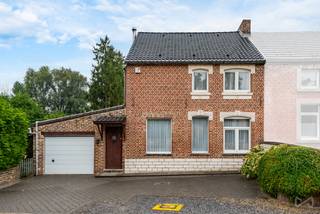 Située à Wasseiges, un village bien situé, cette maison prend place sur une parcelle de 9 ares 78.<br />Point fort de ce bien : une annexe de 2004 comprenant une chambre au rez-de-chaussée et une salle de bain, idéale pour ceux qui recherchent un espace de plain-pied.<br /><br />À l'étage, 3 chambres supplémentaires de 12, 12 et 9 m² complètent les espaces de nuit.<br /><br />Profitez également d'un magnifique jardin et d'une terrasse orientée sud, parfaite pour les beaux jours. La maison est équipée de panneaux photovoltaïques, d'un garage avec porte automatique, ainsi que d'une fosse septique. Le chauffage central fonctionne au mazout et une cassette à bois complète le système de chauffage central. Une partie de l'électricité a été refaite.<br />PEB D - 56 490 kWh/an - 263 kWh/m2.an - 20260805026095