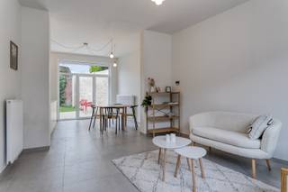 <span><span>Welkom in het rustige <strong>Voormezele</strong>. Deze charmante deelgemeente van Ieper kenmerkt zich door de <strong>groene omgeving en stilte</strong> eigen aan het platteland. De woning, gelegen in Voormezele Dorp 50, werd door de huidige eigenaars <strong>stevig onder handen genomen</strong> en verkeert in een <strong>uitmuntende staat</strong>. Het eigendom geniet van alle privacy, is <strong>volledig instapklaar</strong> en werd voorzien van alle hedendaags comfort.<br />De woning ligt bovendien op een boogscheut van het <strong>centrum van Ieper</strong>. Hier vindt u heel wat handels- en horecazaken en een ruime diversiteit aan supermarkten.<br /><br />Voor de genieters en sportievelingen: <strong>Voormezele-Dorp als start van recreatieve fietsroutes ( fietsknooppunt)</strong><br /><em>Rond Vlamertinge  -  In de schaduw van de Kemmelberg  -  Tabaksroute - Fietsen door bossen en langs waterlopen of langs de vele getuigen van WO I      - </em></span><em>adembenemende fietsroutes door historisch Abdij van Voormezele</em></span><br /><br /><span><span><strong><em><u>Indeling:</u></em></strong><br />We betreden de woning via de inkomhal met aparte (fietsen)berging en gastentoilet. De <strong>woonkamer met open keuken</strong> vormt één mooi geheel op het gelijkvloers.<br />Op de eerste verdieping vinden we de <strong>recente badkamer</strong> met inloopdouche en dubbele wastafel. Daarnaast zijn hier ook <strong>drie volwaardige slaapkamers</strong>.<br />Buiten heeft u ten slotte een <strong>gezellig terras met tuin</strong> en een tuinhuis.<br /><br /><strong><em><u>Wat maakt dit eigendom uniek?</u></em></strong></span></span>
<ul>
	<li><span><span><strong>Rustige ligging</strong> en toch dicht bij Ieper centrum;</span></span></li>
	<li><span><span>Volledig <strong>gerenoveerd</strong> met nieuwe keuken en nieuwe badkamer;</span></span>
	<ul>
		<li><span><span>Centrale verwarming met condensatieketel op aardgas </span></span></li>
		<li><span><span>Geïsoleerde woning</span></span></li>
		<li><span><span>Dubbele beglazing</span></span></li>
		<li><span><span>EPC-label B</span></span></li>
		<li><span><span>Zonnepanelen</span></span></li>
		<li><span><span>Laag kadastraal inkomen van 213 €</span></span></li>
		<li><span><span>Elektriciteit volledig nieuw en conform</span></span></li>
		<li><span><span>Ventilatiesysteem</span></span></li>
		<li><span><span>Geschilderd</span></span></li>
	</ul>
	</li>
	<li><span><span>3 volwaardige slaapkamers;</span></span></li>
	<li><span><span>Gezellige <strong>tuin met terras</strong>;</span></span></li>
	<li><span><span>Volledig <strong>instapklare woning;</strong></span></span></li>
	<li><span><span>Ideale starterswoning of als investering.</span></span></li>
</ul>
<span><span><u><em><strong>Indeling</strong></em></u><br /><strong>Gelijkvloers</strong></span></span>

<ul>
	<li><span><span>Inkomhal</span></span></li>
	<li><span><span>Berging/fietsenberging</span></span></li>
	<li><span><span>Toilet</span></span></li>
	<li><span><span>Lichtrijke leefruimte met zicht op de tuin</span></span></li>
	<li><span><span>Keuken</span></span></li>
</ul>
<span><span> <strong>1ste verdieping</strong></span></span>

<ul>
	<li><span><span>3 ruime slaapkamers</span></span></li>
	<li><span><span>Badkamer met inloopdouche en dubbele lavabo en toilet</span></span></li>
</ul>
<span><span> <strong>Zolderverdieping</strong></span></span>

<ul>
	<li><span><span>Bergruimte (mogelijkheid tot extra slaapkamer) en technieken</span></span></li>
</ul>
<span><span>Contacteer ons nu op het nummer <strong>051 501 151</strong> of mail naar <strong>info@diksimmo.be</strong> voor meer info en een bezoek ter plaatse.</span></span>