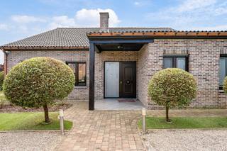 Traditioneel gebouwde villa van 1992 in een residentiële buurt met weinig doorgaand verkeer, doch met vlotte toegang tot alle nuttige voorzieningen.<br /><br />Gelijkvloers : <br />- Inkomhal<br />- Gezellige en lichtrijke woonkamer<br />- Keuken met zowel werkblad als vaststaande tafel in natuursteen, het brede schuifraam geeft toegang tot het overdekt terras<br />- Badkamer met douche, ligbad en lavabomeubel<br />- 2 slaapkamers<br />- Wasplaats / technische ruimte<br />- Toilet<br /><br />Verdieping :<br />- Grote afgewerkte ruimte <u><strong>idea<strong>al </strong>voor bijkomende slaapkamers,</strong></u> hobbyruimte, bureel, opslag,…<br />- Toilet<br /><br />De woning heeft een zeer degelijke structuur en werd kwalitatief afgewerkt.<br />EPC score D, de aanwezige dakisolatie kon helaas niet bewezen worden.<br />PVC raamwerk met dubbele beglazing, rolluiken en vliegenramen.<br />Centrale verwarming op aardgas.<br />In 2024 werden er 14 zonnepanelen en 2 thuisbatterijen geplaatst met een totaalvermogen van 10kW,<br />in combinatie met een FlexiO-systeem voor automatische energie-optimalisatie.<br />Alsook een warmtepompboiler voor warm water en een laadpaal voor uw wagen.<br /><br />De Zuidgerichte tuin met aangelegde beplanting, automatische beregening, pergola en verwarmd zwembad zorgen voor een permanent vakantiegevoel.<br />Naast de woning is er nog een overdekte ruimte (30 m²) ideaal voor familiefeestjes of extra berging.<br />4 buitencamera’s zorgen voor een veilig gevoel.<br /><br />Achteraan in de tuin staat een grote dubbele garage die momenteel ingericht is als studio.<br />Voor de garage kunnen 2 auto’s gestald worden onder een carport.<br /><br />Troeven:<br />+ Ligging<br />+ Klassieke en degelijke bouw<br />+ Vele extra’s<br /><br />Bekijk de interactieve grondplannen via www.wijns.be (detailpagina).<br /><br />Info / afspraak: 0473/33.33.02 | bart@wijns.be <br />