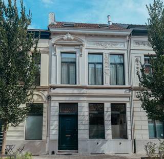 Karaktervol herenhuis in hartje Zurenborg – 4 slaapkamers, terras & uitbreidingspotentieelIn een rustige doodlopende zijstraat van de Dageraadplaats...
