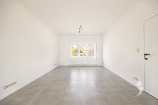 <p><span>Droom je van een woning die authentieke charme combineert met hedendaags wooncomfort? Dan is deze prachtig gerenoveerde woning in de Diestestraat te Scherpenheuvel absoluut een bezoek waard. Achter de karaktervolle gevel schuilt een woning die met veel zorg, vakmanschap en duurzame materialen volledig werd vernieuwd, waardoor je geniet van het comfort en de kwaliteit van een nieuwbouwwoning. </span></p><p><span> </span></p><p><span>Binnen word je verrast door de ruime en praktische indeling. De lichtrijke leefruimte sluit naadloos aan op de eetkamer met open keuken en de veranda, wat zorgt voor een aangenaam gevoel van ruimte en licht. Een extra troef is dat je de keuken nog volledig naar eigen smaak en wensen kunt inrichten, zodat je jouw droomkeuken werkelijkheid maakt. </span></p><p><span> </span></p><p><span>Met maar liefst vier volwaardige slaapkamers en twee badkamers, verdeeld over de verdiepingen, biedt deze woning alle ruimte voor gezinnen, thuiswerkers of wie graag extra comfort heeft. </span></p><p><span> </span></p><p><span>Ook technisch zit je hier helemaal goed. De woning beschikt over een gunstig EPC-label C en een conforme elektrische installatie, waardoor je zorgeloos kunt verhuizen. </span></p><p><span> </span></p><p><span>Buiten geniet je van een gezellige, zuidgerichte stadstuin waar je de hele dag van de zon kunt profiteren. Een unieke meerwaarde is de achteruitgang die rechtstreeks toegang biedt tot twee eigen garages. </span></p><p><span> </span></p><p><span>De centrale ligging tussen Diest en Scherpenheuvel zorgt ervoor dat winkels, scholen, openbaar vervoer en belangrijke invalswegen steeds binnen handbereik liggen. </span></p><p><span> </span></p><p><span> </span></p><p><span>Bent u op zoek naar een ruime instapklare woning? </span></p><p><span><br /><br />Neem dan gerust contact met ons op voor meer informatie of een plaatsbezoek via 016 15 31 15 of info@immolivit.be. </span></p><p><span> </span></p><p><span> </span></p>