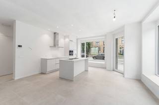 In het centrum van NIEUWPOORT bevindt zich een stijlvol, kleinschalig nieuw project vlakbij alle winkels en restaurants. De residentie bestaat uit een mix van 4 zeer mooie ruime appartementen met 2 slaapkamers en zongerichte terrassen of een TUIN voor het gelijkvloers appartement. Mogelijkheid tot aankoop van een garage in het gebouw. Gemeenschappelijke fietsenstalling met laadpaal en privatieve kelder inbegrepen in de prijs. <br /><br />De appartementen beschikken over zeer veel lichtinval en zijn ideaal geschikt voor zowel vakantie als vaste bewoning of als investering. Hoogwaardige afwerking.<br /><br />Uiterst ENERGIEZUINIG en uitgerust met warmtepomp, vloerverwarming + vloerkoeling en zonnepanelen. Verkoop onder registratie 2% of 12%. <br /><br />Prijzen vanaf 395.000 euro. Maak snel een afspraak voor een bezoek ter plaatse.
