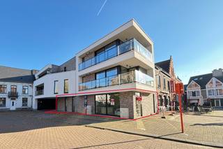 nstapklaar nieuwbouw appartement, gelegen op het gelijkvloerse in een kleinschalige residentie op de markt van Wingene.<p><br /></p><p>Perfecte ligging op de markt van Wingene, met alle voorzieningen op wandelafstand.</p><p>Hoogwaardig afgewerkt appartement, met mogelijkheid tot aankopen van de garage.</p><p><strong>Ook ideaal als investering.</strong></p><p><br /></p><p><strong><u>INDELING:</u></strong></p><p>Inkomhal, nachthall, 2 slaapkamers, badkamer (inloopdouche en dubbele lavabo), apart toilet, berging met aansluiting voor wasmachine, zeer lichtrijke woonkamer, open keuken met eiland voorzien van alle comfort en toestellen (oa. vaatwas, frigo, combi oven enz.), overdekt terras (mogelijkheid plaatsen van terras afscheiding).</p><p><br /></p><p>Garages bevinden zich op het gelijkvloerse met elektrische poort (Optioneel, prijs: 30.000 euro excl. btw en kosten).</p><p><br /></p><p><strong><u>PLUSPUNTEN:</u></strong></p><p>- Direct vrij bij akte (nieuwbouw)</p><p>- Mogelijkheid om aan te kopen aan 6% BTW (ipv 21%)</p><p>- Gelegen op de markt van Wingene (alles op wandelafstand)</p><p>- Ideaal als investering</p><p>- ...</p><p>Bel vandaag nog voor meer informatie of een bezoek!</p>