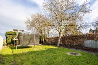 <p>TE KOOP IN HOFSTADE/AALST</p>
<p>Welkom in deze instapklare halfopen bebouwing gelegen in de Kuipersstraat 26 te Hofstade, een rustige en groene deelgemeente van Aalst. De woning bevindt zich op slechts 5 minuten van het stadscentrum, zowel met de fiets als met de wagen. Ook de oprit van de E40 bereik je vlot in amper 10 minuten, wat zorgt voor een uitstekende verbinding met onder andere Brussel en Gent.</p>
<p>De woning beschikt over een inpandige garage en een zeer grote tuin waar ook bijgebouwen staan met talloze mogelijkheden.</p>
<p>Via de inkomhal, kom je in de aangenaam en lichtrijke leefruimte. Aansluitend vind je een uitgeruste keuken, die uitkijkt op de prachtige tuin, een echte meerwaarde voor wie houdt van rust en groen. Verder beschikt de woning op het eerste verdiep over 3 volwaardige slaapkamers en een grote badkamer met alle comfort.</p>
<p>Het perceel heeft een totale oppervlakte van 595 m².</p>
<p>De EPC-score van de woning bedraagt C, waardoor geen renovatieverplichting van toepassing is. Kortom, deze woning combineert ruimte, rust en bereikbaarheid op een unieke manier.</p>
<p>Kom je graag zelf ontdekken wat deze eigendom allemaal te bieden heeft? Contacteer Laura op 0468151441 of mail naar laura.r@cornelis-goeman.be! !</p>