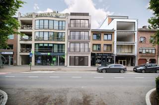 <p><span><span>Blocksale nieuw te bouwen 5 units over DE KROON</span></span></p><p> </p><p><span><span>Beste ligging in Brasschaat over de kerk, het park, de pastorij en de Kroon.</span></span></p><p><span><span>Perceel 6m breed, oppervlakte 230m², vloeroppervlakte 375m² + kelders (fietsen, containers)</span></span></p><p><span><span> </span></span></p><p><span><span>Omgevingsvergunning voor nieuwbouw building van 5 units: Bruto vloer opp. 375m²</span></span></p><ul><li><span><span>Penthouse duplex V4 45m² - 1 SLK</span></span></li><li><span><span>3 appartementen V1 / V2 84m² - 2 SLK</span></span></li><li><span><span>Gelijkvloers ommercieel 80m², met tuin</span></span></li><li><span><span>Fietsenberging en afvalberging</span></span></li></ul><p><span><span>Parkings af te kopen of te koop op ca 300m.</span></span></p><p><span><span> </span></span></p><p><span><span>Bouwen aan 6% BTW mogelijk bij verhuring voor 15 jaar of eigen bewoning onder voorwaarden.</span></span></p><p><span><span>Verhuring: huurwaarde €60.000 (aanvangsrendement 3%) Jaarlijkse huurstijging en waardevermeerdering. Huurders betalen de lening terug.</span></span></p><p><span><span> </span></span></p><p><span><span>Wil je meer weten over dit vergunde project? Neem contact op via 036466655 of info@sinjoor.be</span></span></p><p><span><span> </span></span></p><p><span><span> </span></span></p>