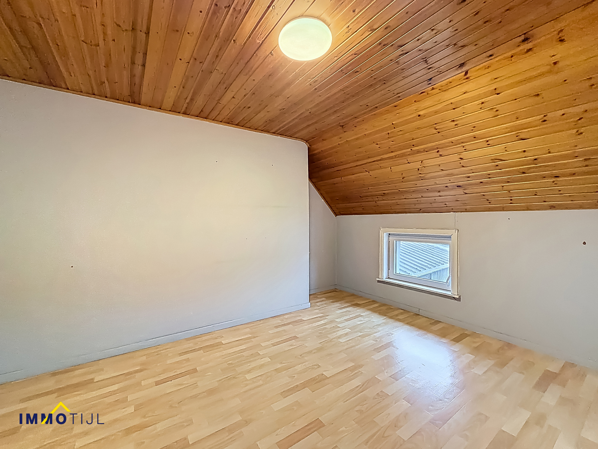 Te renoveren gezinswoning met garage op ruim perceel! - foto 5