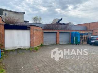 <p><span>Meerdere garageboxen te koop in Deurne</span></p><p><span> </span></p><p><span>Momenteel zijn er 5 stuks die worden aangeboden waaronder 1 ruime van ca. 32m² met plaats voor 2 wagens.</span></p><p><span>De andere 4 zijn ongeveer ca. 12m² groot . </span></p><p><span>U bereikt deze via de straatkant op de Herentalsebaan met doorgang/inrit onder een gebouw zonder poort. </span></p><p><span>3 zijn er momenteel verhuurd, huuropbrengst van ca. 450 euro mogelijk. </span></p><p><span>er is de mogelijkheid om ook 1 of enkele units aan te kopen.</span></p><p><span>Voor meer info of een gratis schatting surf naar www.hansimmo.be</span></p>