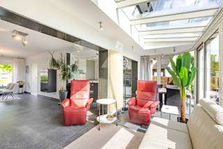 Deze in 2010 gerenoveerde halfopen bebouwing is rustig gelegen op een perceel van 450m² in een aangename woonwijk in Welle, en toch op korte...