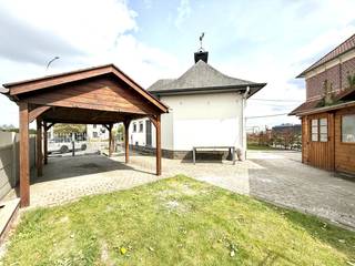Deze GELIJKVLOERSE woning is gelegen op een zeer goede verbinding tussen Zottegem & Erpe Mere.De bungalowwoning is volledig omgeven door de...