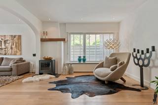 Tijdloze, <strong>vrijstaande woning</strong> met <strong>4 slpk. </strong>gelegen in het centrum van<strong> Wortel - Hoogstraten.</strong><br /><br />NIEUWE VOORWAARDEN! CONTACTEER ONS KANTOOR VOOR MEER INFORMATIE.<br /><br /><span>INDELING<br /></span><strong>Gelijkvloerse verdieping:<br /></strong>- Inkomhal<br />- Woonkamer op parket met houtkachel<br />- Eetkamer<br />- Geïnstalleerde keuken<br />- Wasplaats<br />- Inpandige garage<br />- Kelderberging<br /><strong><br />Eerste verdieping: <br /></strong>- 4 slaapkamers van ca. 11 tot 16m²<br />- Badkamer met bad en douche<br />- Bergzolder bereikbaar via een vlizotrap<br /><br />Ruime, omheinde tuin met 2 terrassen en tuinberging.<br /><br /><span>BIJZONDERHEDEN<br /></span>- Dak volledig vernieuwd en geïsoleerd (2019)<br />- Houtwerk buiten vervangen (2019)<br />- Nieuwe binnendeuren en plinten (2020)<br />- Schilderwerken gevel (2022)