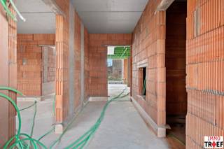 <p>Deze casco woning is rustig gelegen in de Volaardestraat te Dendermonde, een aangename buurt met vlotte verbindingen naar het centrum, winkels, scholen en belangrijke invalswegen. De woning geniet bovendien van een mooi zicht op het omliggende groen. De indeling omvat op het gelijkvloers een inkomhal met gastentoilet en een polyvalente ruimte van 28m² die naar wens kan worden ingericht als zelfstandige activiteit, bureau, extra slaapkamer of bijkomende leefruimte. Verder is er een zitruimte met open keuken, een praktische bergruimte met oa aansluiting wasmachine/droogkast en toegang tot het terras en de tuin met groen uitzicht. Op de eerste verdieping bevinden zich vier slaapkamers, waarvan één met eigen badkamer en dressing, evenals een tweede badkamer en een apart toilet. De tweede verdieping is bereikbaar via een vaste trap en biedt extra mogelijkheden om verder in te richten volgens eigen noden. Voor de woning is er meer dan voldoende plaats voor het plaatsen van meerdere wagens. Een ideale opportuniteit voor wie zijn woning volledig naar eigen smaak wenst af te werken, in een groene en goed bereikbare omgeving. TROEVEN: woning gebouwd met zeer degelijke bouwmaterialen, zeer praktisch ingedeeld, deze woning biedt u de unieke mogelijkheid om alles naar uw persoonlijke stijl aan te kleden, vrij bij akte. Meer info, vragen of een bezoek? Contacteer CHARLOTTE van IMMO TROEF: 0472 59 04 15 – info@immotroef.be</p>