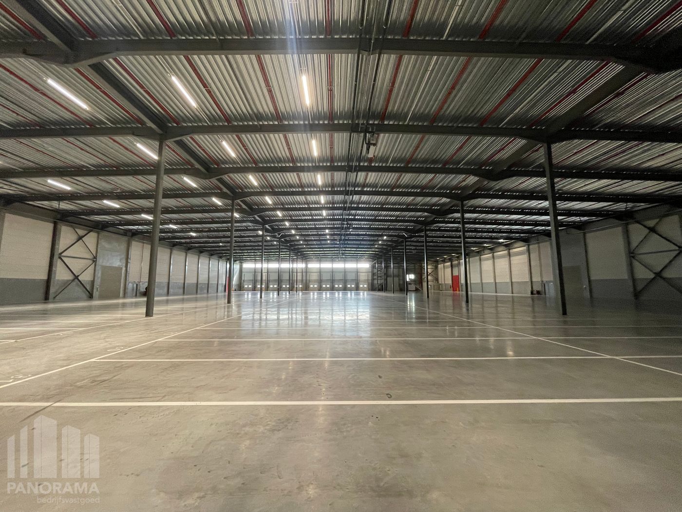 Logistiek magazijn van 7.324 m² + 308 m² kantoorruimte - foto 4